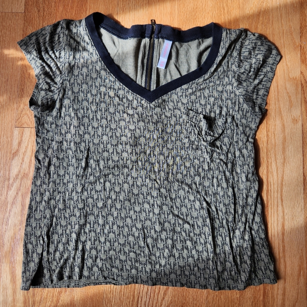 Xhilaration Olive Giraffe Design Zip-back Shirt